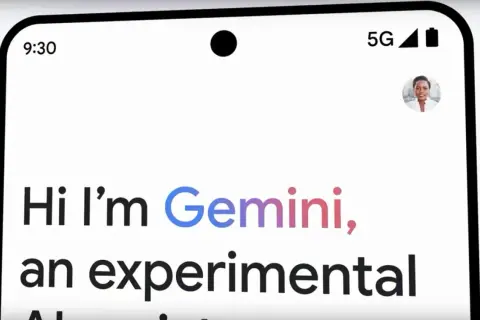 Ekran telefonu z napisem "Hi I'm Gemini, an experimental AI". To nowy asystent od Google.