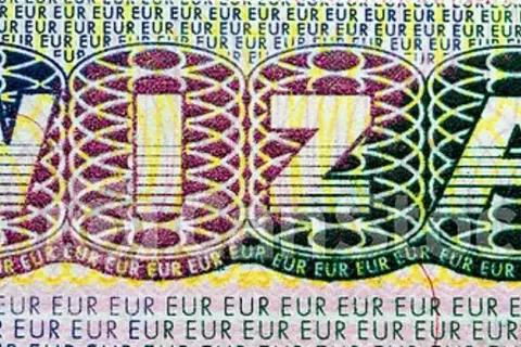 Fragment wizy z napisem "WIZA" i symbolami waluty. Wjazd do Armenii to marzenie wielu podróżników.