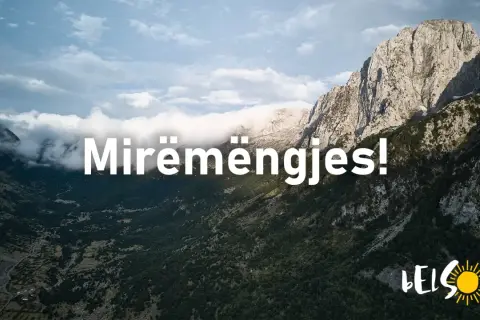 Góry Albanii, gdzie albania język urzędowy wita "Mirëmengjes!". Widok na dolinę i skaliste szczyty.