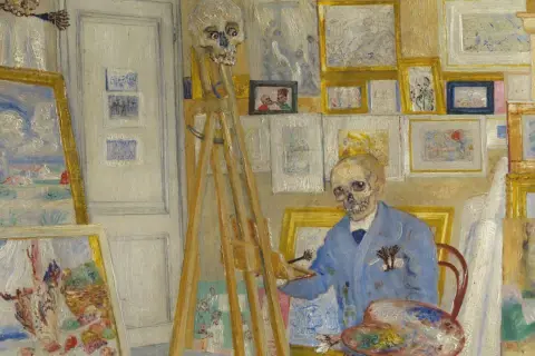 Ein Skelett im Atelier, umgeben von Bildern, ein Pinsel in der Hand. Ein Werk des Symbolismus Kunst, das die Vergänglichkeit des Lebens thematisiert.