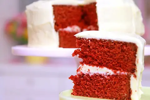 En saftig red velvet cake med krämig frosting. Perfekt för alla tillfällen, här är ett enkelt red velvet cake recept.