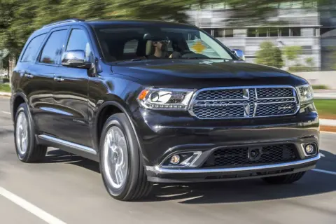 Czarny Dodge Durango w ruchu. Wiele osób szuka dodge durango opinie przed zakupem.