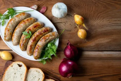 Ile piec białą kiełbasę w piekarniku, by była idealnie soczysta?