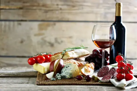 Idealna przekąska: kieliszek wina, sery, pieczywo, pomidorki i salami. To może być najlepsze wino słodkie.