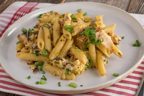 Penne z jajecznicą, boczkiem i szczypiorkiem – pyszne dania z makaronem na obiad.