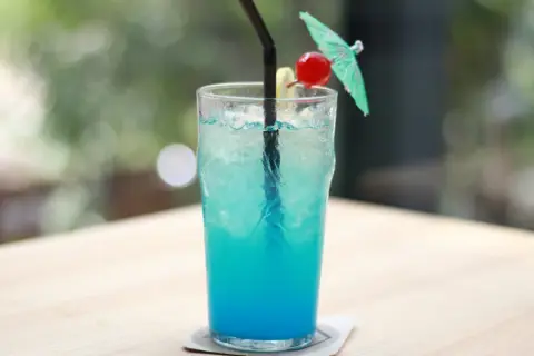Blue Lagoon: Ricetta IBA, Segreti e Varianti del Cocktail Blu
