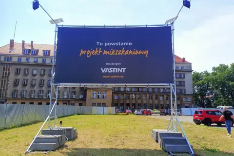 Ile kosztuje wynajem billboardu? Sprawdź ceny i ukryte koszty