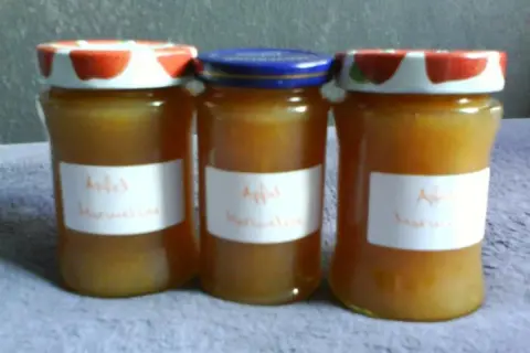Drei Gläser hausgemachte Apfelmarmelade, bereit zum Genießen. Ein einfaches Apfelmarmelade Rezept, das schmeckt!