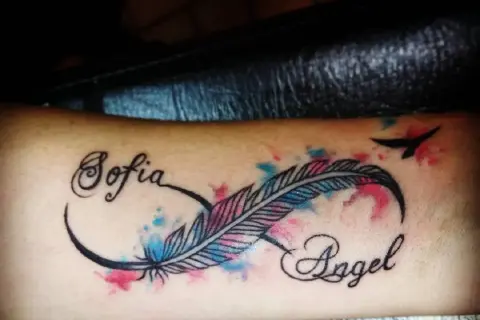 Tatuaż rytualny: nieskończoność z piórem, imionami Sofia i Angel oraz ptakiem.