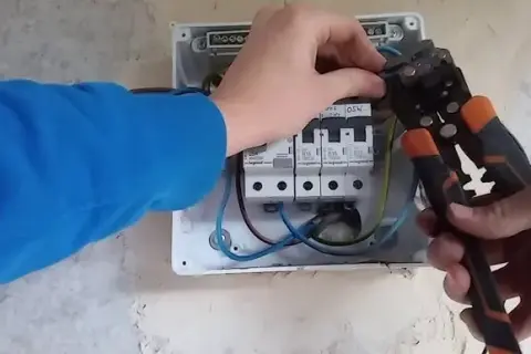 Jak podłączyć esy do skrzynki elektrycznej bezpiecznie i skutecznie