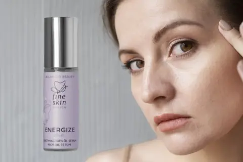 Feine Haut mit einem reichhaltigen Ölserum, das Hydroxypinacolone Retinoate enthält, für jugendliche Ausstrahlung.