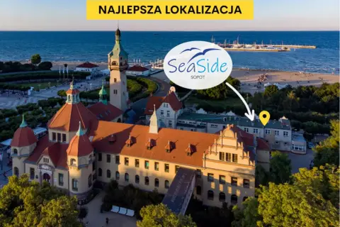 Widok z lotu ptaka na Sopocką plażę, morze, molo i zabytkowe budynki.