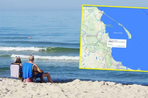 Para siedzi na plaży, patrząc na morze. Na mapie widać, że ile stopni ma teraz woda w Bałtyku: 12°C w Gdyni.