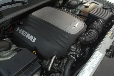 Silnik 5.7 Hemi V8 z napisem HEMI na pokrywie. Potężna jednostka gotowa do pracy.
