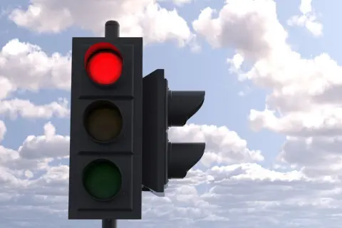 Verkeerslicht met rood licht aan. Wachten is verplicht, door rood rijden is gevaarlijk.