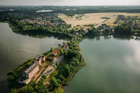 Widok z lotu ptaka na Ełk: jezioro, zabudowania i tereny zielone.