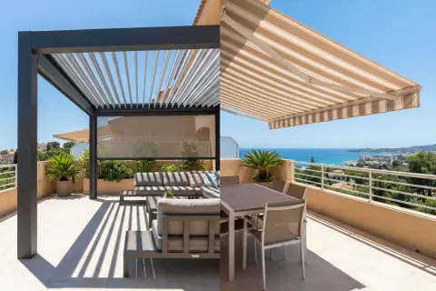 Dos tipos de toldos para patios: una pérgola moderna y un toldo retráctil a rayas, ambos ofrecen sombra en terrazas con vistas al mar.