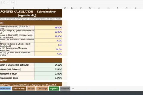 Excel-Tabelle zur Kalkulation von Bäckerei-Kosten. Sie zeigt Eingaben wie Material- und Lohnkosten sowie Ergebnisse wie Stückkosten und Verkaufspreise, nützlich für die GmbH.