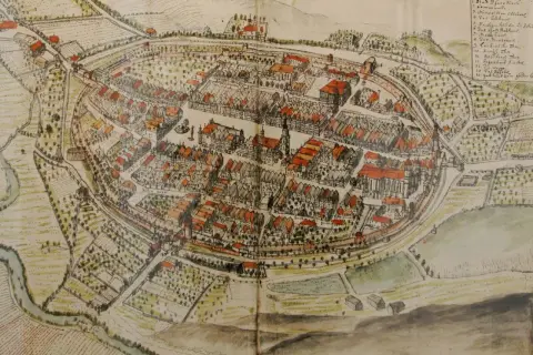 Stara mapa przedstawia historyczny układ miasta, jego mury obronne i zabudowania. Widać tu wiele dawnych lwówek śląski atrakcje, które dziś można odkrywać.