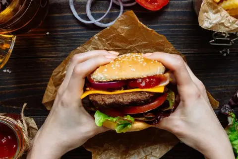Co to jest hamburger? Historia, definicja i sekrety idealnego smaku