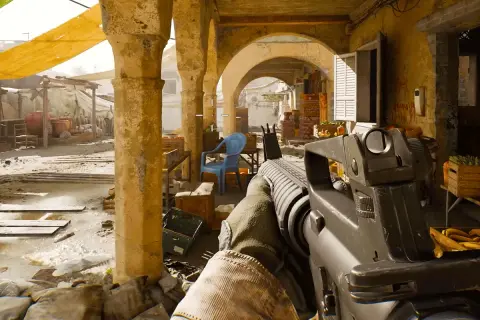 Gracz wciela się w członka Delta Force na PS5, celując z karabinu przez zrujnowany rynek.