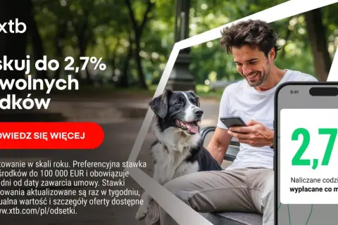 XTB oferuje atrakcyjne xtb oprocentowanie wolnych środków do 2,7%. Mężczyzna z psem sprawdza ofertę na telefonie.