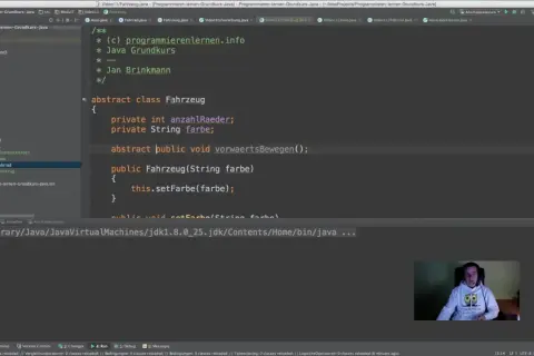 Classe abstraite Fahrzeug en cours de développement. Le code montre des propriétés comme la couleur et le nombre de roues.