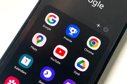 Ekran telefonu z ikonami Google, Mapy, YouTube, Chrome. Jak wylogować konto Google z innych urządzeń?