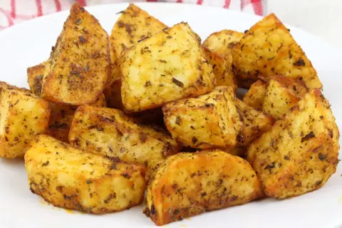 Patatas asadas en freidora de aire, crujientes y doradas, listas para disfrutar. El tiempo perfecto para un aperitivo delicioso.