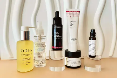 Produits de beauté pour un visage femme 80 ans : sérum, masque, crème et brume hydratante.