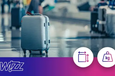 Szary walizka, gotowa na podróż. Sprawdź wymiary i wagę bagażu rejestrowanego Wizzair, by uniknąć niespodzianek.
