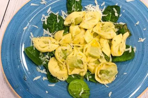 Jak zrobić tortellini ze szpinakiem - łatwy przepis na pyszne danie