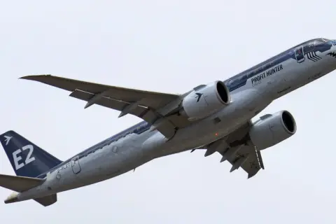 Airbus A220 z malowaniem rekina "Profit Hunter" wznosi się w powietrze.