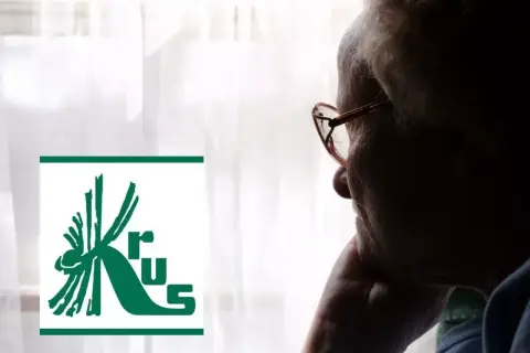 Starsza osoba w okularach patrzy przez okno, obok logo KRUS. Myśli o wcześniejsza emerytura krus.