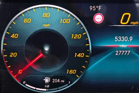 Deska rozdzielcza Mercedesa 200 pokazuje 0 mph, 95°F i 27777 mil.