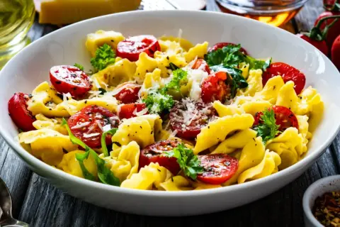 Jak zrobić sałatkę z tortellini - łatwy przepis na pyszne danie