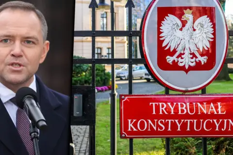 Mężczyzna przemawia przed budynkiem Trybunału Konstytucyjnego.
