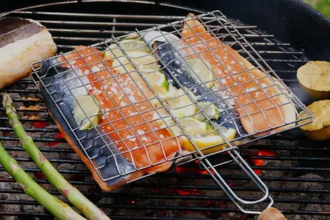 Fisk på grillen med citron och sparris. En härlig sommarmåltid att grilla fisk till.