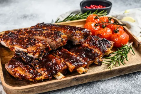 Soczyste żeberka wieprzowe w sosie BBQ, idealne do grillowania. Dowiedz się, jak przyprawić żeberka wieprzowe, by były pyszne!