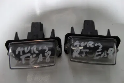 Dwa nowe oświetlenia tablicy rejestracyjnej do Toyota Auris, gotowe do wymiany.