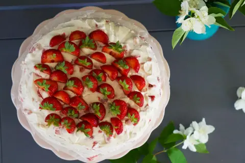 En vacker jordgubbstårta, perfekt för ett sommarfika. Detta jordgubbstårta recept är en klassiker.