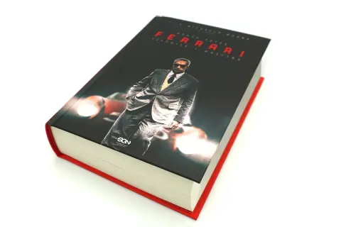 Książka "Ferrari. Człowiek i maszyna" z wizerunkiem Enzo Ferrari na okładce.
