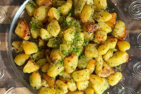 Krispig potatis i ugn, gyllene och perfekt rostade, toppade med färska örter. En härlig sidorätt som passar till det mesta.