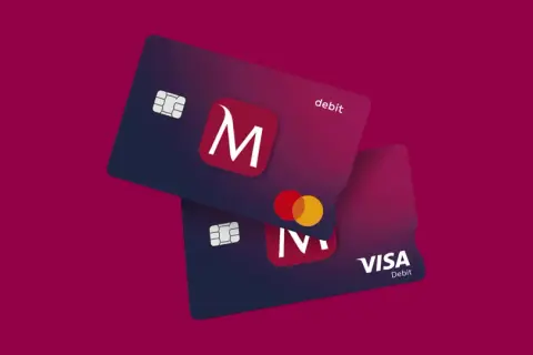 Dwie karty płatnicze: jedna z logo "M" i napisem "debit", druga z logo Visa Debit i Mastercard. To karta wielowalutowa Millennium.