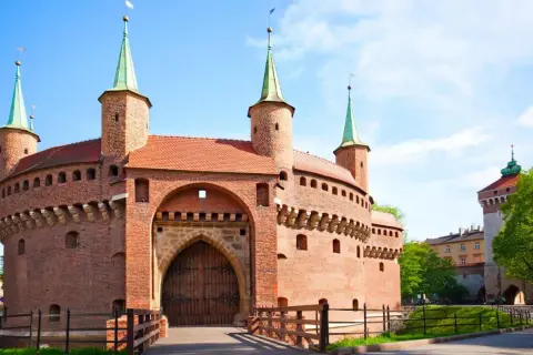 Barbakan w Krakowie, imponująca budowla obronna. Poznaj ciekawostki o Krakowie i jego zabytkach!