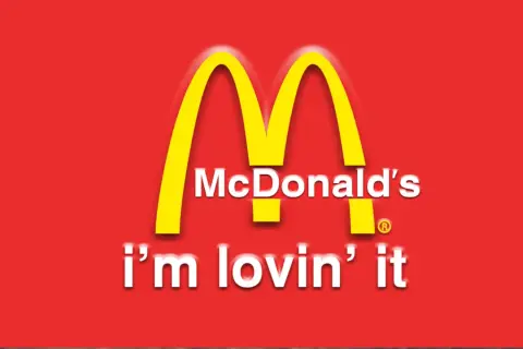 McDonald's "I'm lovin' it" - jedne z najlepszych haseł reklamowych. Żółte łuki na czerwonym tle.