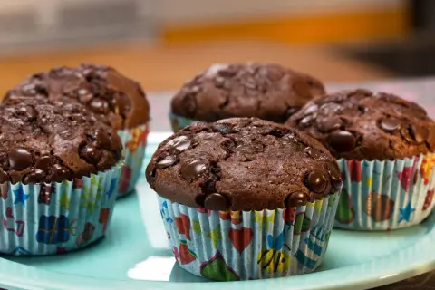 Saftige Schokomuffins mit vielen Schokostückchen, perfekt für ein schnelles schokomuffins rezept.