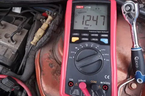 Ile prądu pobiera prostownik do akumulatora? Zaskakujące fakty o zużyciu energii