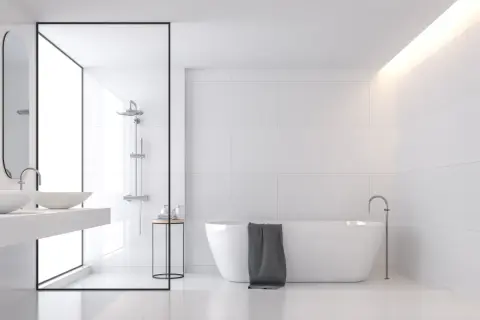 Moderne Badgestaltung mit begehbarer Dusche, freistehender Wanne und minimalistischen Fliesen. Tolle begehbare Dusche Fliesen Ideen für ein stilvolles Bad.