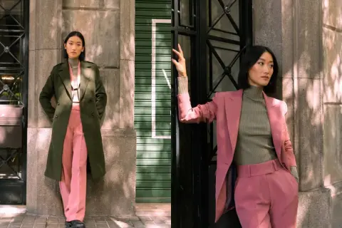 Due donne con outfit eleganti. Una indossa un cappotto verde oliva e pantaloni rosa, l'altra un tailleur rosa e un dolcevita verde oliva. I verde oliva abbinamenti sono chic.